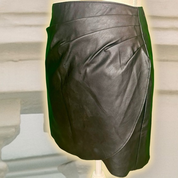Abercrombie & Fitch Black Vegan Leather Pleated Side Tulip Hem Mini Skirt Sz XS - Picture 9 of 15